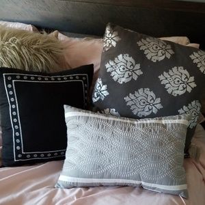 PILLOW SET! 3 PILLOWS!